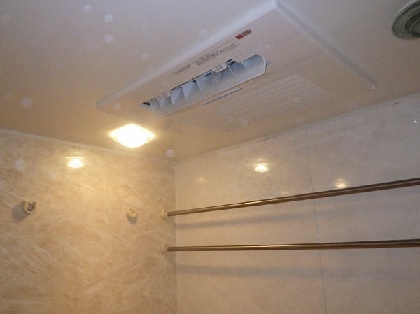 驚きの価格が実現！ 家電と住設のイークローバー###リンナイ 浴室暖房乾燥機天井埋込型 開口標準タイプ 3室換気対応 カビガードミスト搭載 浴室  脱衣室リモコン付 旧品番 RBHM-C4101K3P