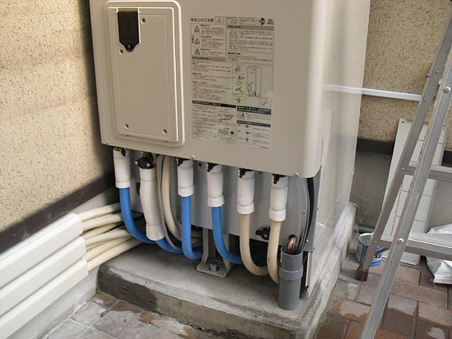 貯湯タンクユニットの配管接続部にも保温材を巻いて熱が逃げるのを防ぎます