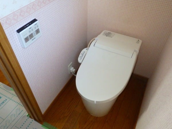CS978B】から【アラウーノV】（パナソニック：XCH3015WS）トイレ便器交換・取替工事例 -ズオーデンキ-WS